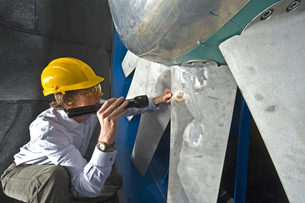 Inspecting the blades — Stock Photo, Image