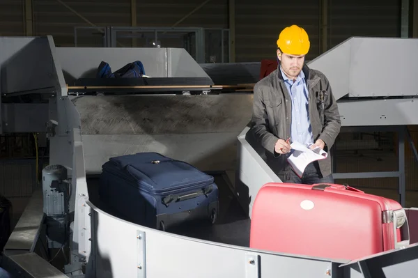 Controle van de bagage op de luchthaven — Stockfoto