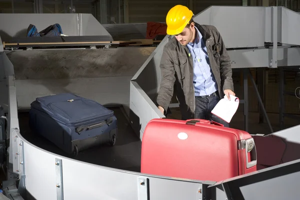 Luggage belt worker — Stock Photo, Image