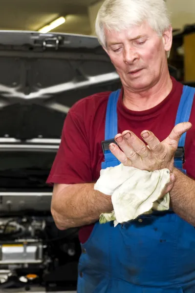 自動車修理工、彼の手の洗浄 — ストック写真