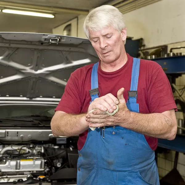 Car mechanic cleaning his hands — Stock Photo, Image