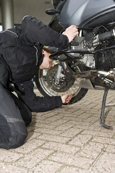 Перевірка рівня мастила мотоцикла — стокове фото