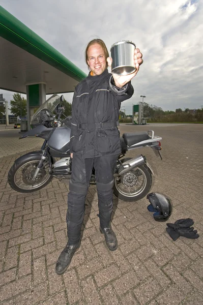 Motorradfahrer zeigt leere Stahldose — Stockfoto