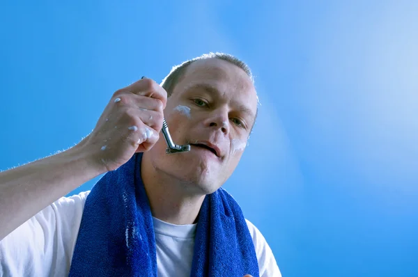 Mann rasiert — Stockfoto