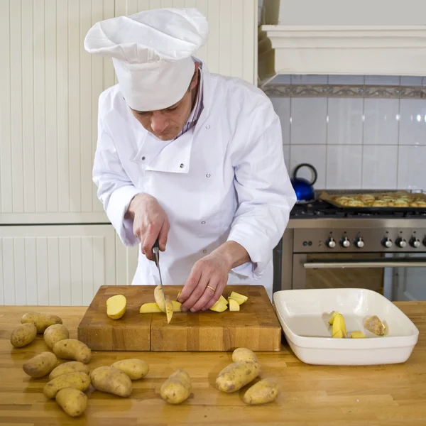 Cortar patatas —  Fotos de Stock