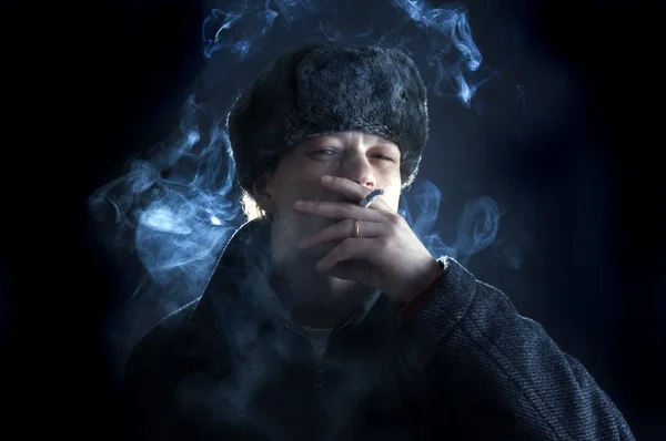 Uomo fumatore — Foto Stock