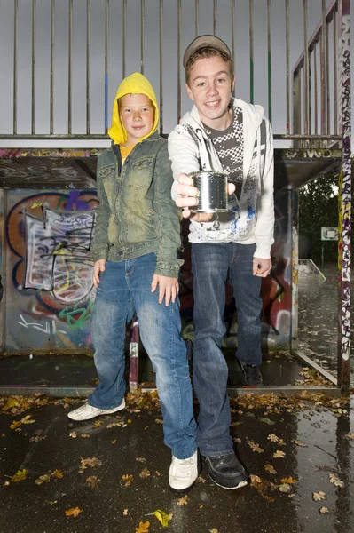 Dois meninos mostrando uma lata — Fotografia de Stock