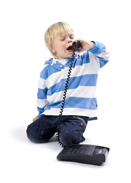 Маленький мальчик по телефону — стоковое фото