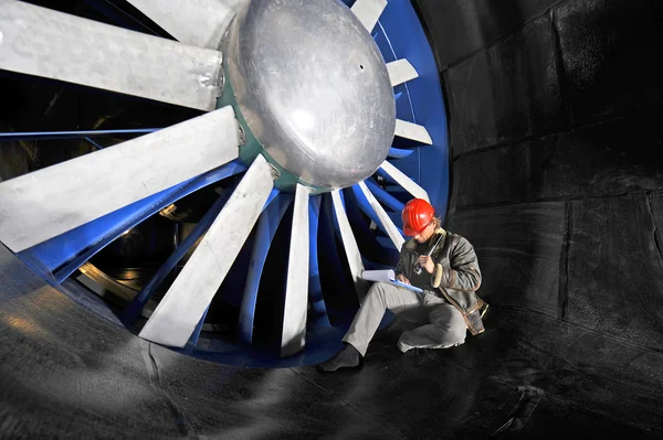 Trabalhador da manutenção do túnel de vento — Fotografia de Stock