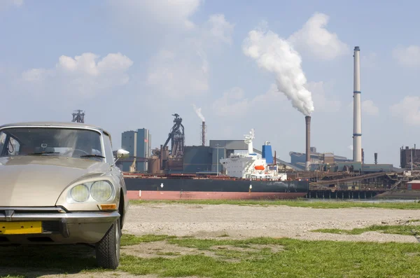 Citroën ds en staalfabrieken — Stockfoto