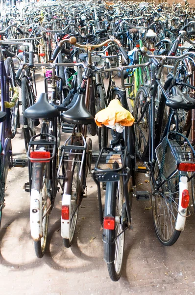 Aparcamiento de bicicletas en la estación de tren — Foto de Stock