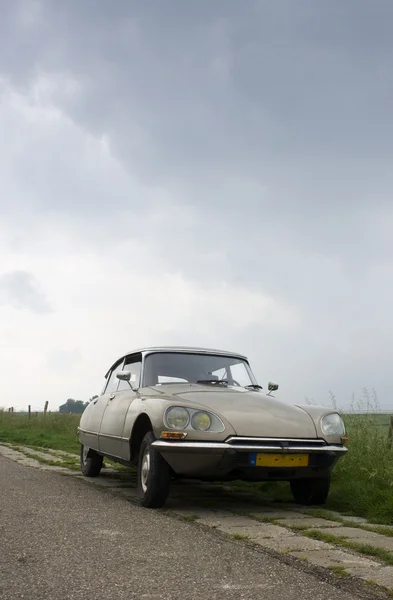 Vintage auto op Nederlandse Dijk — Stockfoto