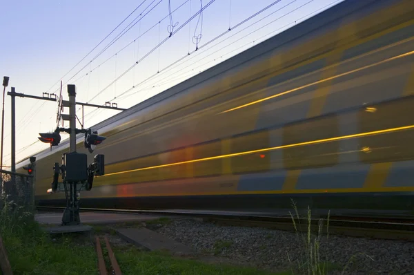 Поезд, проходящий на высокой скорости — стоковое фото