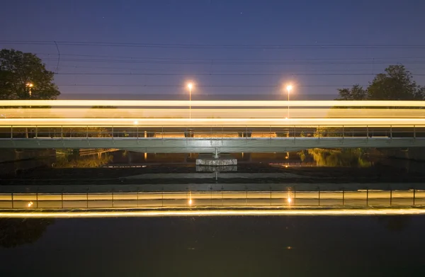 Intercity sul ponte ferroviario — Foto Stock