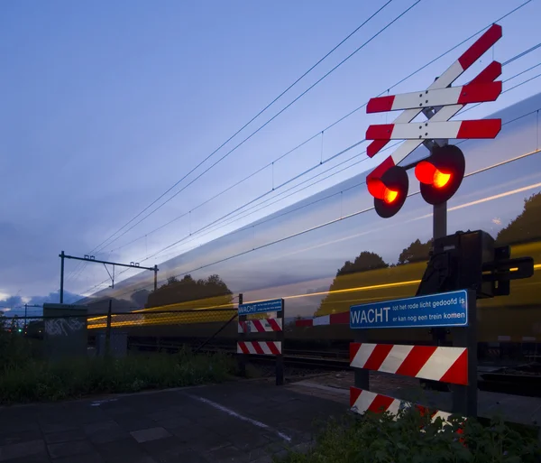 Проезжающий поезд — стоковое фото