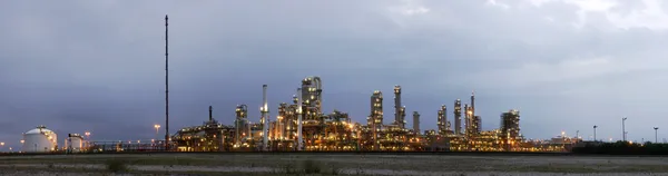 Przemysł petrochemiczny w świcie — Zdjęcie stockowe