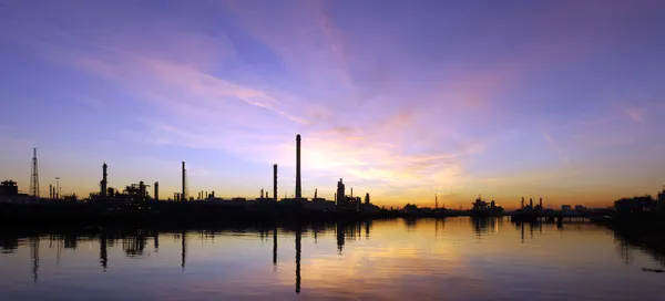 Olie refinary bij zonsondergang — Stockfoto