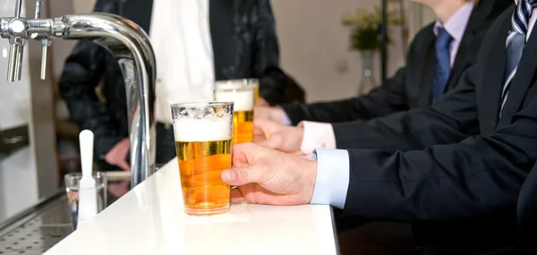 Cervezas en un bar — Foto de Stock