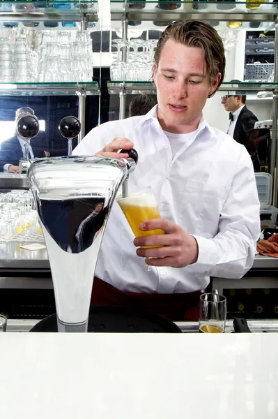 Barman tapping bière — Photo