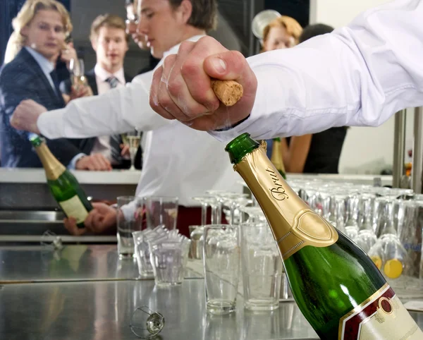 Een fles champagne openen — Stockfoto
