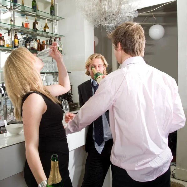 Bêbados a beber champanhe — Fotografia de Stock