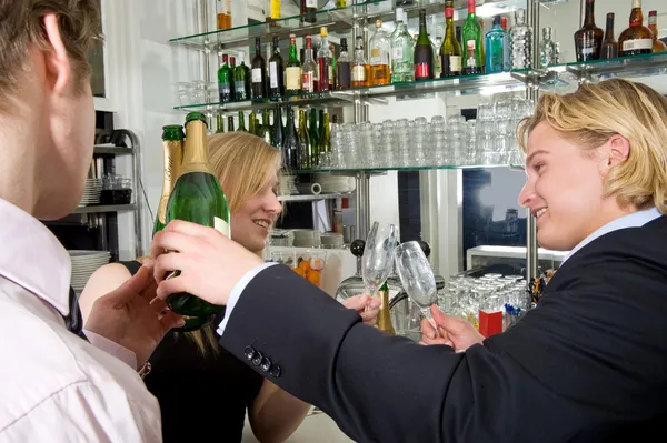 Bêbados a beber champanhe — Fotografia de Stock