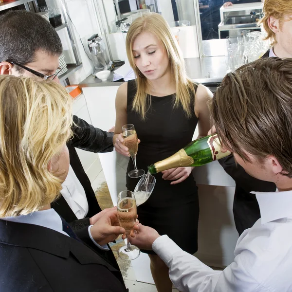 Påfyllning champagne — Stockfoto