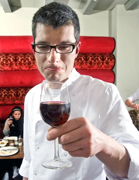 Κρασί σερβιτόρος απολαμβάνοντας το κρασί — Φωτογραφία Αρχείου