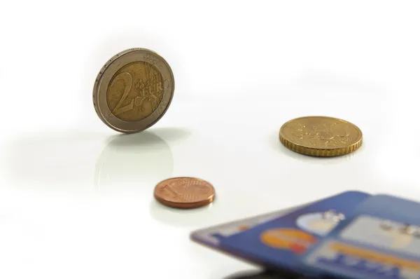 Moedas em euros e cartões de crédito desfocados — Fotografia de Stock