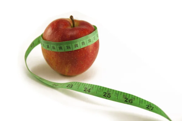 Manzana envuelta por cinta métrica a medida —  Fotos de Stock