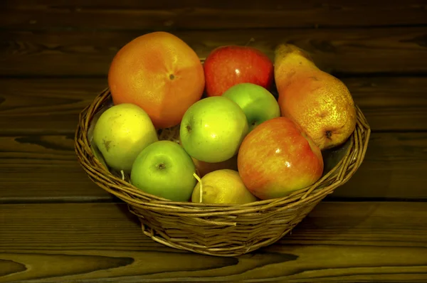 Корзина фруктов на деревянном столе — стоковое фото