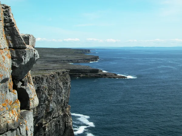 Скалы с видом на океан — стоковое фото