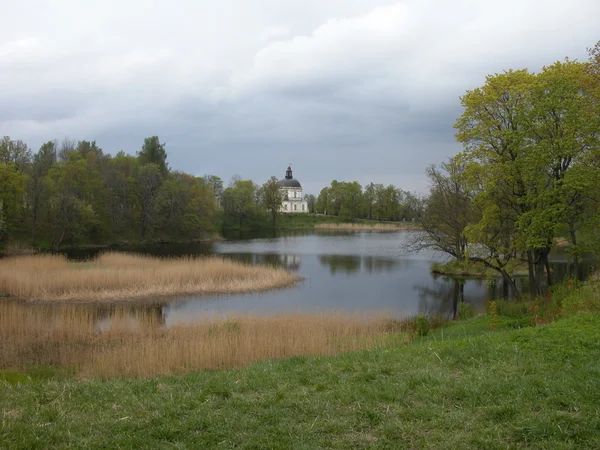 Озеро в парке Ломоносова — стоковое фото