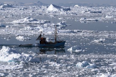 Fishing boat coming home clipart