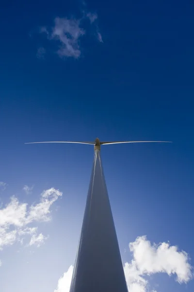 Mavi gökyüzünde rüzgar türbini — Stok fotoğraf