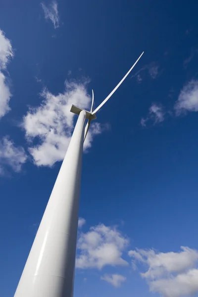 Turbina eolica su cielo blu — Foto Stock
