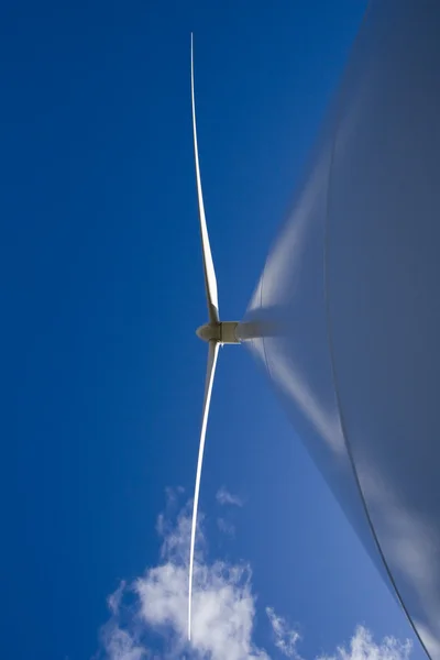 Ветряная турбина на голубом небе — стоковое фото