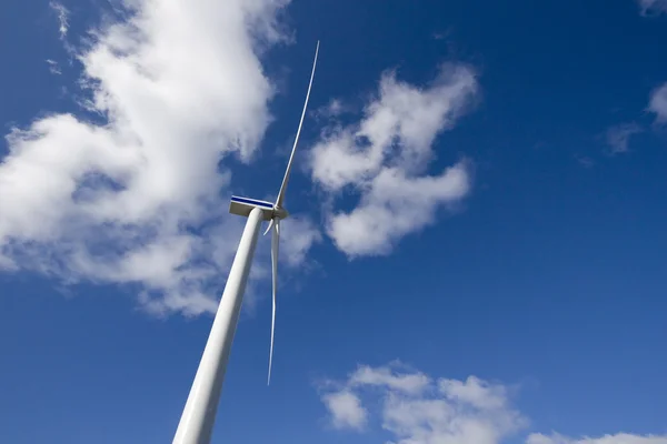 Turbina eólica en el cielo azul —  Fotos de Stock