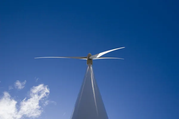 Windkraftanlage am blauen Himmel — Stockfoto