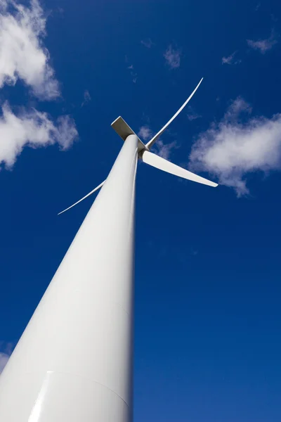 Větrná turbína na modré obloze — Stock fotografie