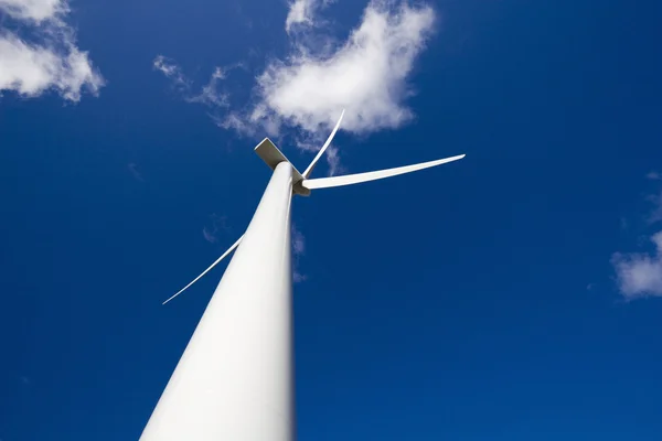 蓝天上的风力涡轮机 — 图库照片