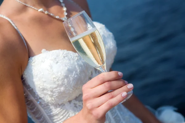 The bride with a glass of champagne — Stock Photo, Image