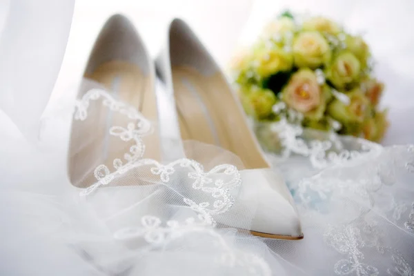 Buquê de noiva e sapatos — Fotografia de Stock