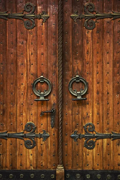 Porte de l'église avec portes en bois — Photo