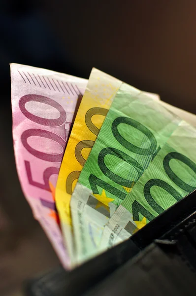 Zwarte lederen portefeuille en 900 euro — Stockfoto
