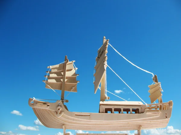 Leksak trä segelbåt mot — Stockfoto