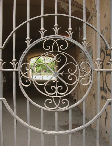 Grid metal gate — Stock Photo, Image