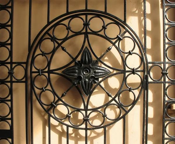 Desenli metal kapılar — Stok fotoğraf