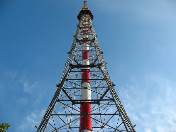 TV-tower on the blue sky background. St. — Stock Photo, Image