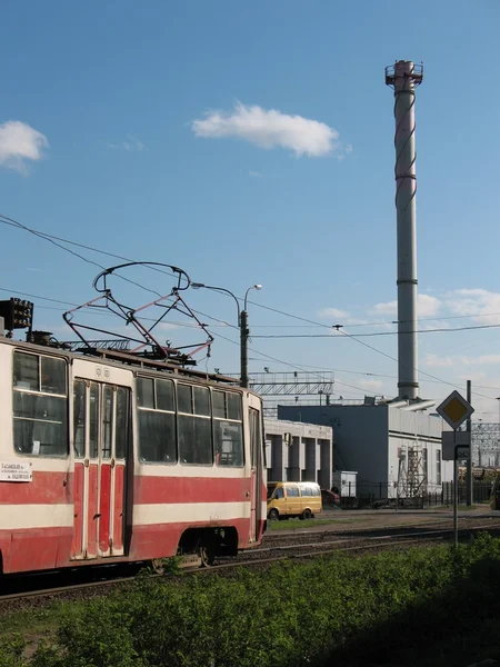 Tubo di fabbrica e tram — Foto Stock